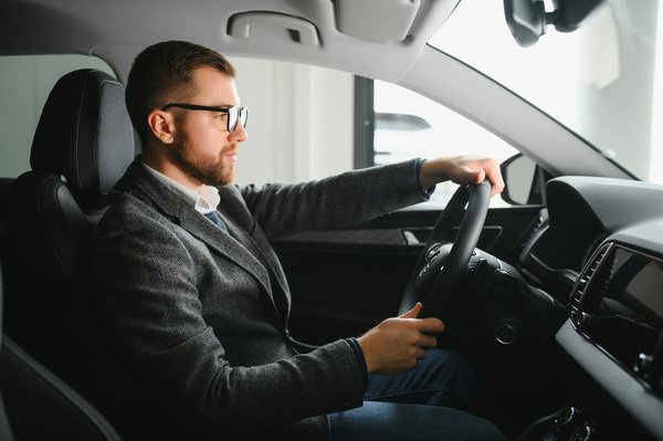 Chauffeur privé à Lyon : transferts aéroport faciles et rapides
